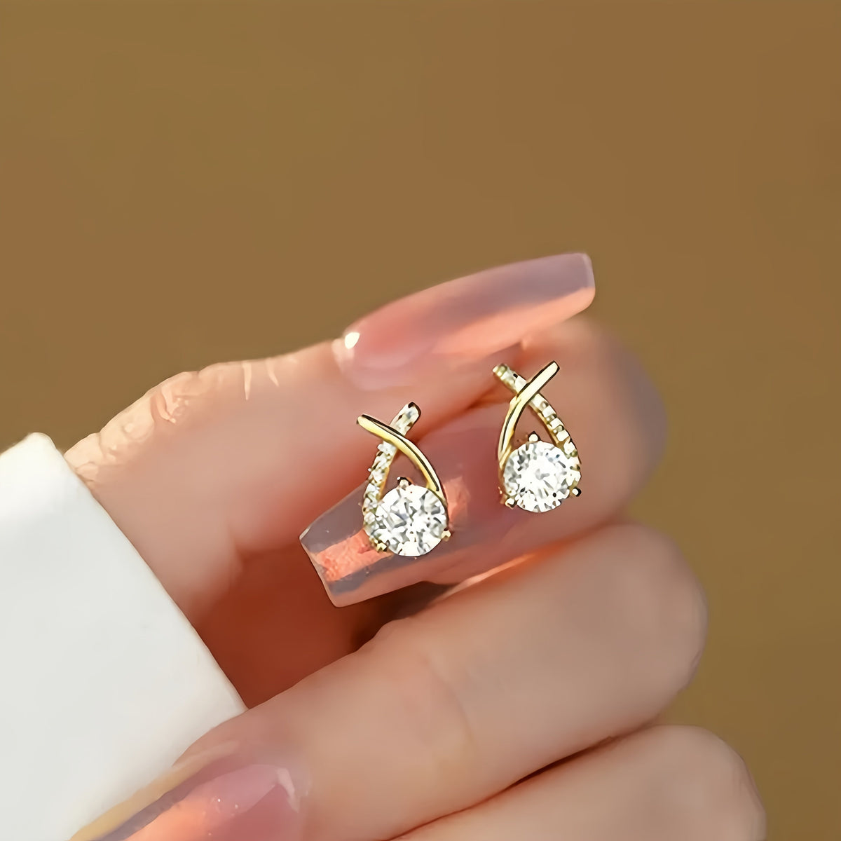 Złociste kolczyki sztyfty z krzyżykiem i cyrkoniami